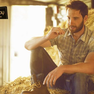 Dani Rovira posa en un pajar en la revista Shangay