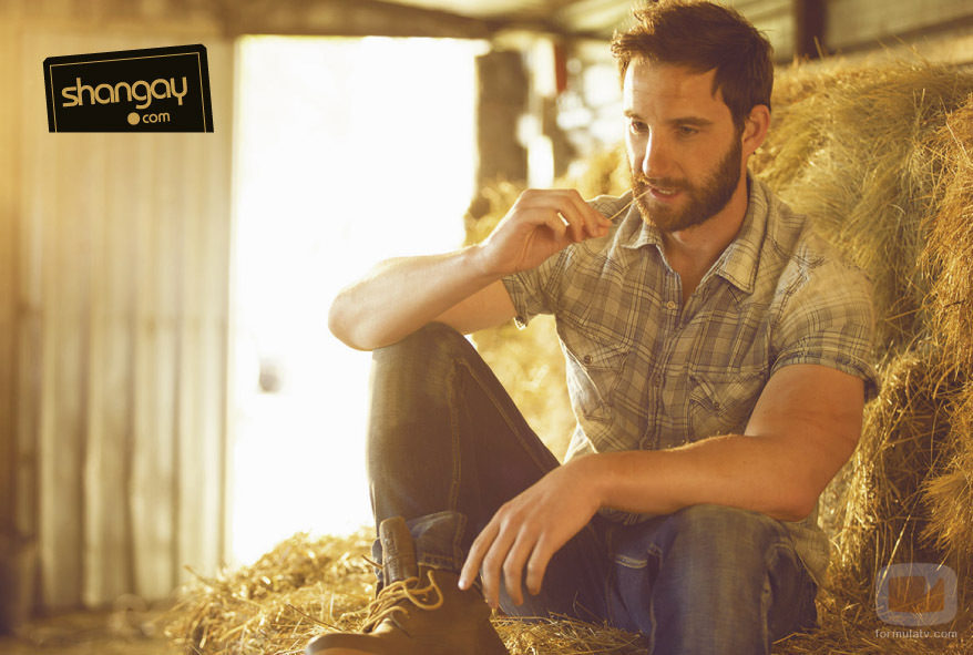Dani Rovira posa en un pajar en la revista Shangay