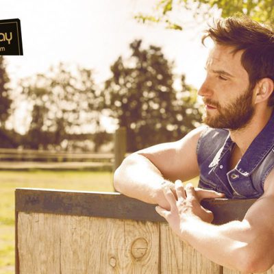 Dani Rovira observa el campo en la revista Shangay