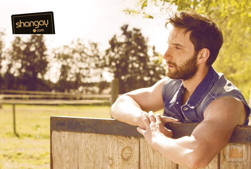 Dani Rovira observa el campo en la revista Shangay