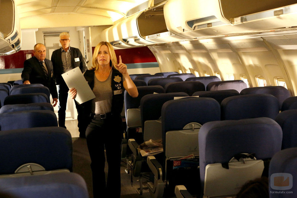La agente Finlay a bordo del avión que debe ser investigado en el nuevo capítulo de 'CSI: Las Vegas'