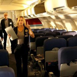 La agente Finlay a bordo del avión que debe ser investigado en el nuevo capítulo de 'CSI: Las Vegas'
