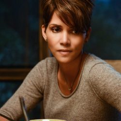 Molly Woods vuelve a su vida tras un año en el espacio en 'Extant'