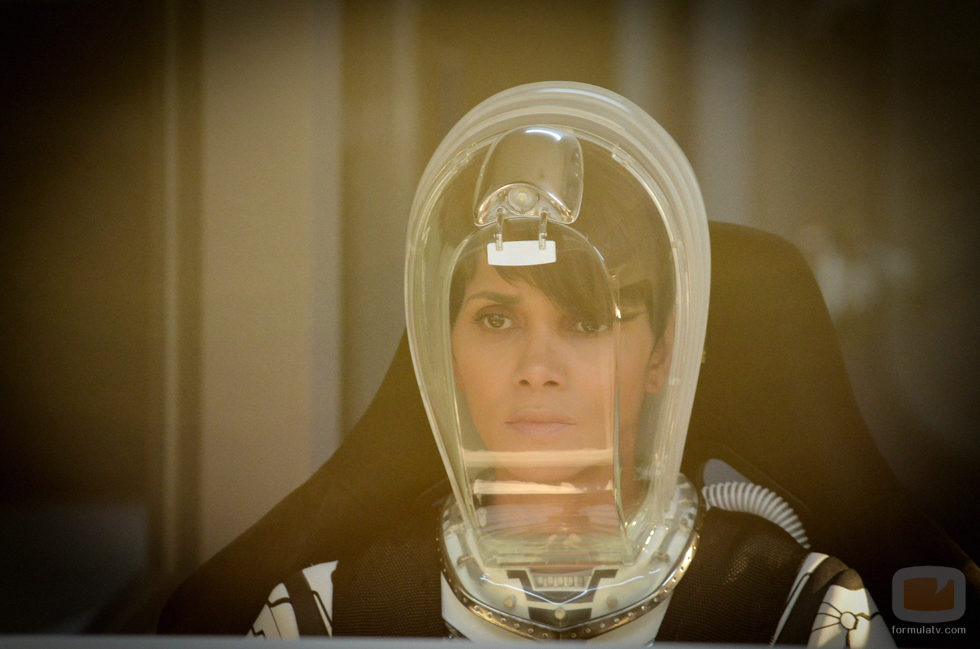 Molly Woods durante una de sus actividades en el espacio en 'Extant'