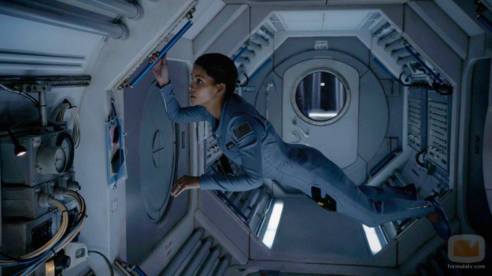 Molly Woods en su solitario año en el espacio en 'Extant'