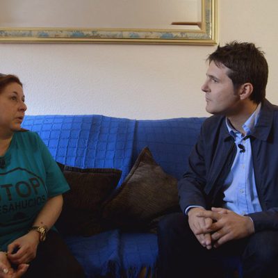 Jesús Cintora junto a una afectada por desahucios para 'En la caja'