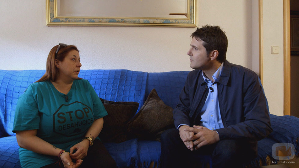 Jesús Cintora junto a una afectada por desahucios para 'En la caja'
