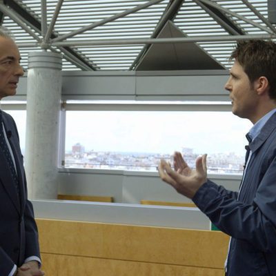 Jesús Cintora habla con el representante de Blackstone para 'En la caja'