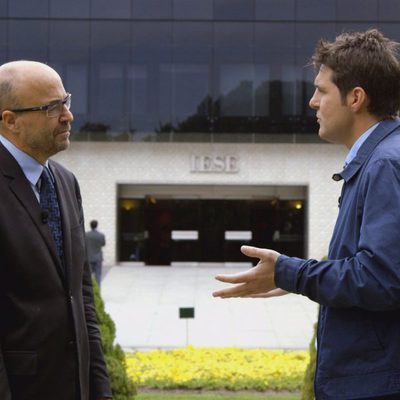 Jesús Cintora y un abogado conversan para 'En la caja'