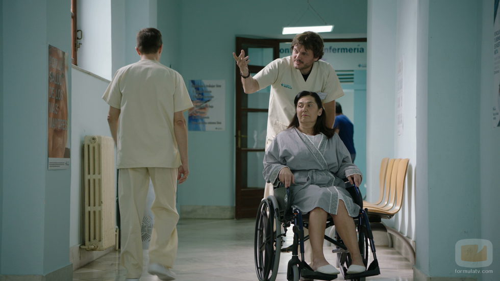 Jozé pasea a Maritxu por la clínica en el décimo capítulo de 'Allí abajo'