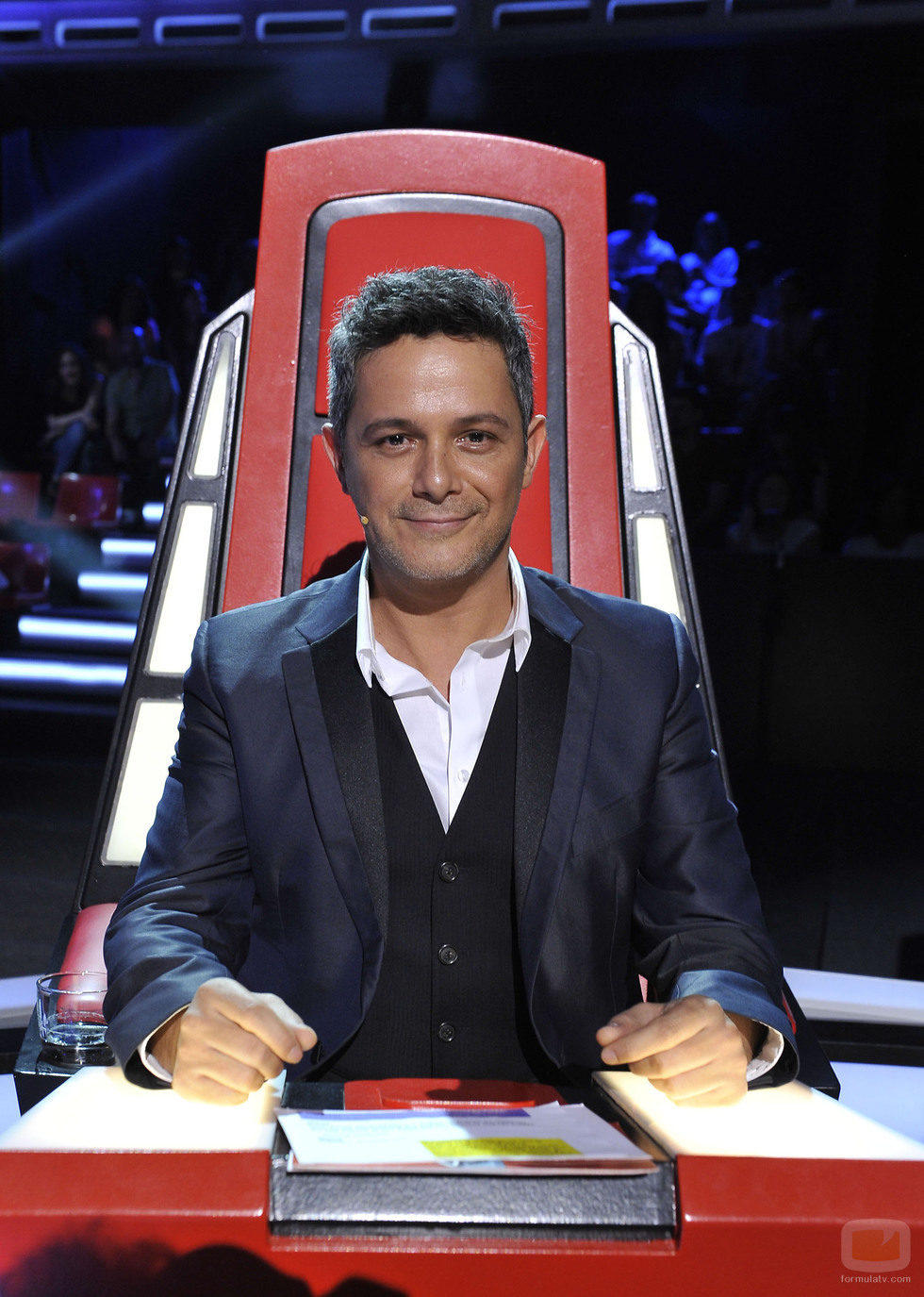 Alejandro Sanz sonríe en la final de 'La voz 3'