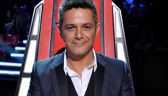 Alejandro Sanz sonríe en la final de 'La voz 3'