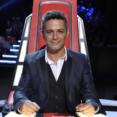 Alejandro Sanz sonríe en la final de 'La voz 3'