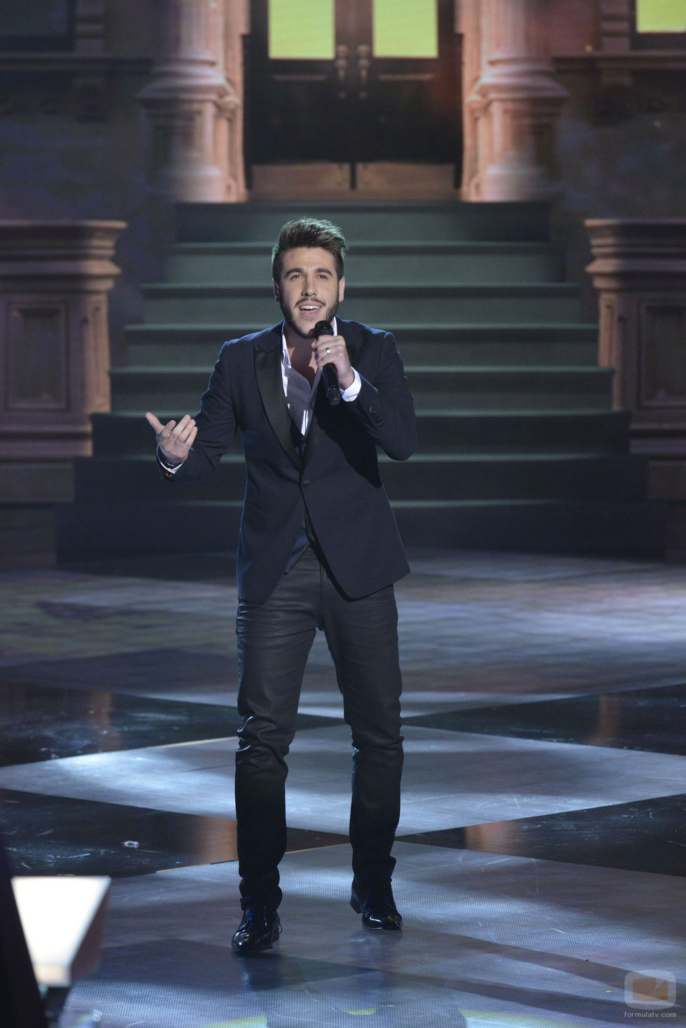 El ganador de 'La voz 3', Antonio José, actúa emocionado en la final del programa