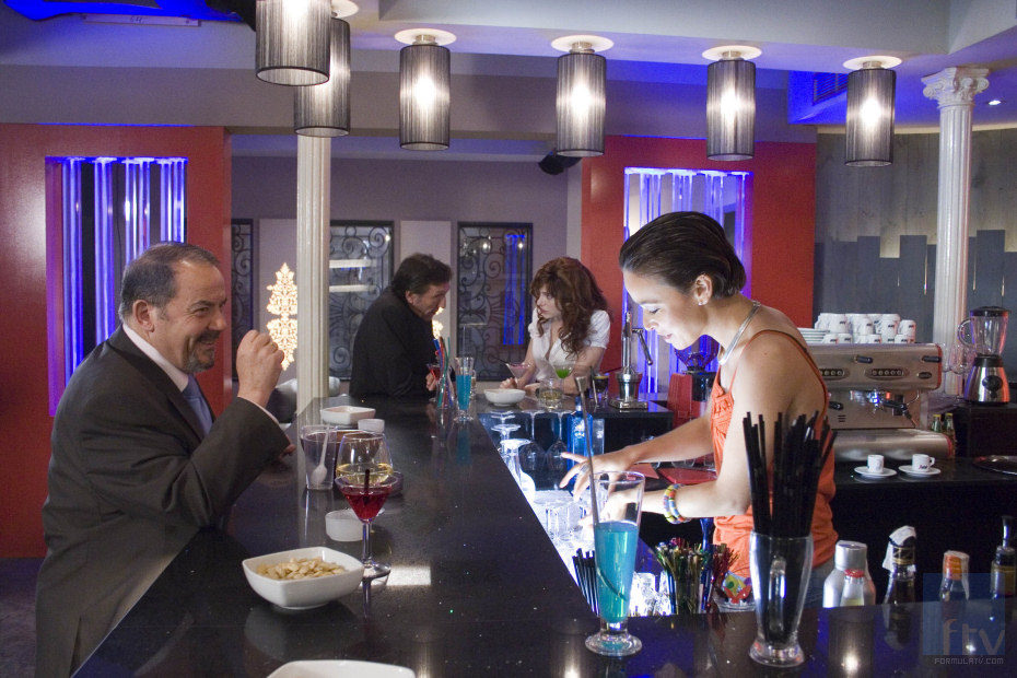 Beth hace de camarera en 'Lalola'