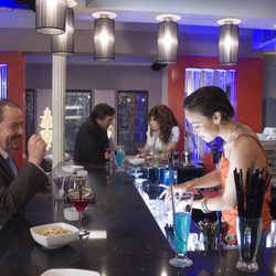 Beth hace de camarera en 'Lalola'