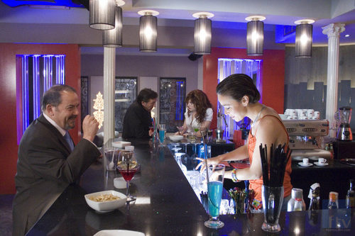 Beth hace de camarera en 'Lalola'