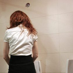 Marina Gatell orina de pie en 'Lalola'