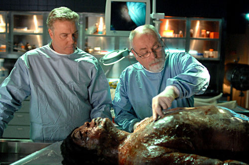 William Petersen con un cadáver