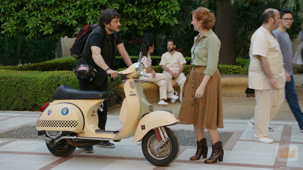 Jozé con una vespa en el undécimo capítulo de 'Allí abajo'