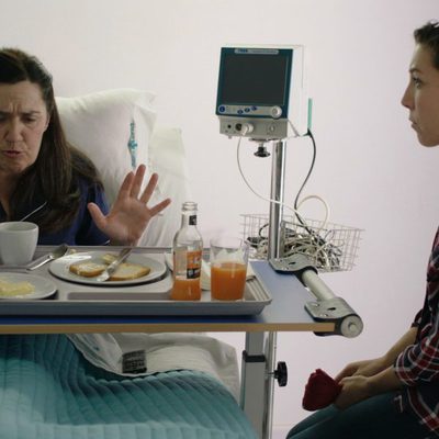 Maritxu intenta comer en el hospital junto a Nekane