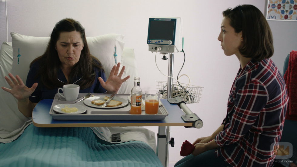 Maritxu intenta comer en el hospital junto a Nekane