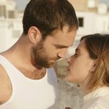 Carmen e Iñaki a punto de besarse en el capítulo 12 de 'Allí abajo'