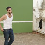 iñaki en la azotea del hospital en el duodécimo capítulo de 'Allí abajo'