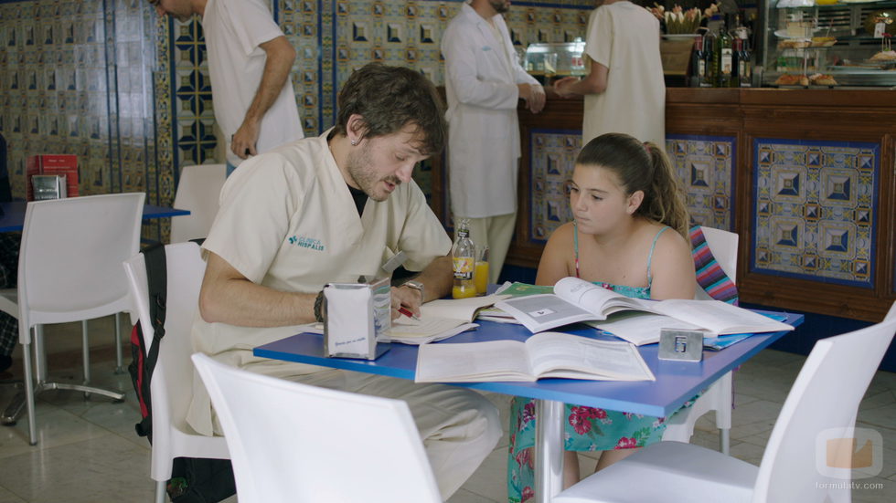 Jozé aprende inglés gracias a la sobrina de Carmen el duodécimo capítulo de 'Allí abajo'