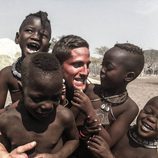 Gotzon Mantuliz, jugando con niños africanos