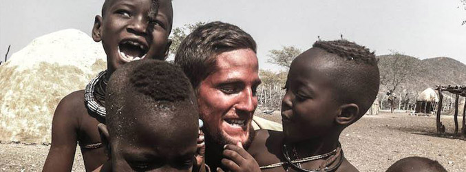 Gotzon Mantuliz, jugando con niños africanos