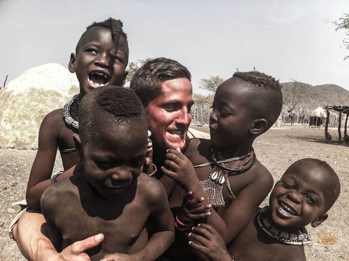 Gotzon Mantuliz, jugando con niños africanos