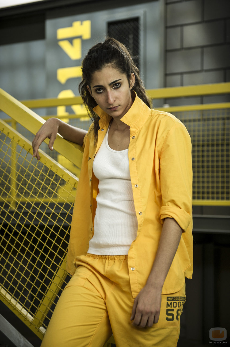 Alba Flores posa como Saray en 'Vis a vis'