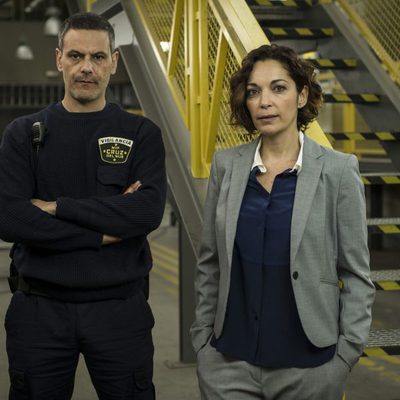 Fabio (Roberto Enríquez) y Miranda (Cristina Plazas) en 'Vis a vis'