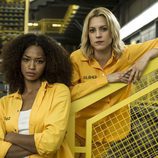 Macarena (Maggie Civantos) y Rizos (Berta Vázquez) en 'Vis a vis'