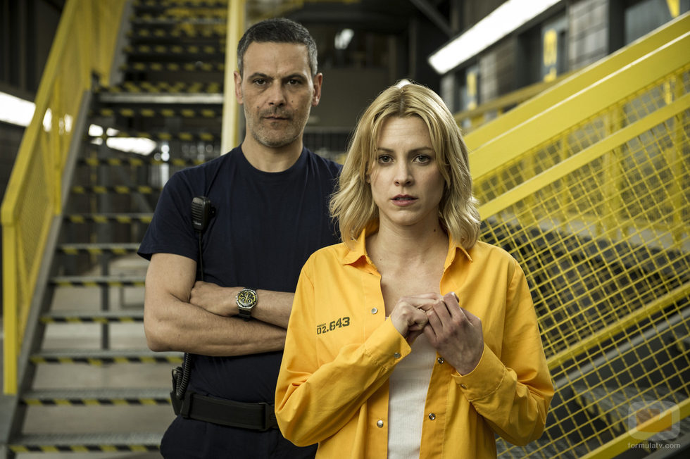 Macarena (Maggie Civantos) y Fabio (Roberto Enríquez) en 'Vis a vis'