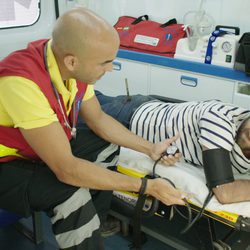 Iñaki, en ambulancia, tras su accidente en el capítulo trece de 'Allí abajo'
