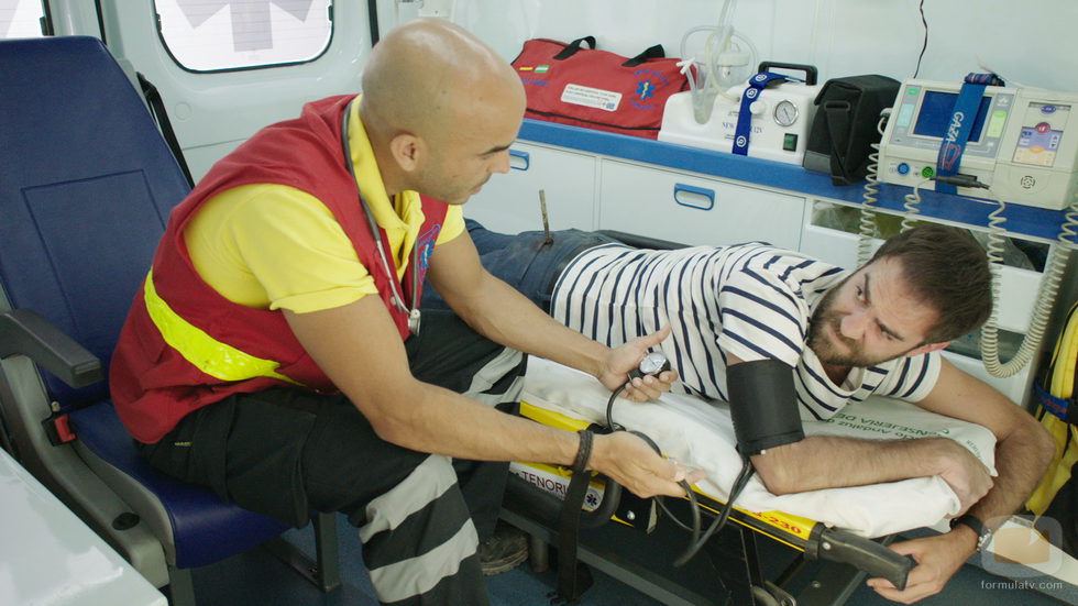Iñaki, en ambulancia, tras su accidente en el capítulo trece de 'Allí abajo'