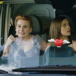 Dolores, Carmen y Rafi corren en furgoneta en busca de iñaki en el capítulo trece de 'Allí abajo'