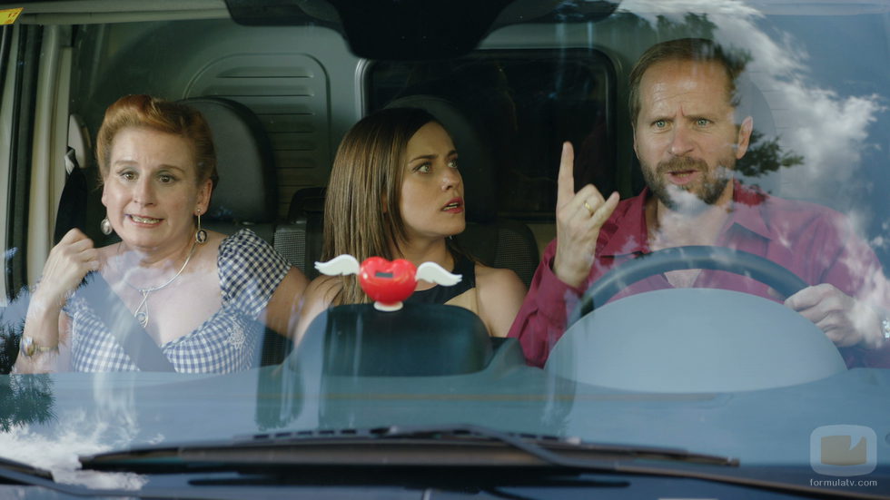 Dolores, Carmen y Rafi corren en furgoneta en busca de iñaki en el capítulo trece de 'Allí abajo'