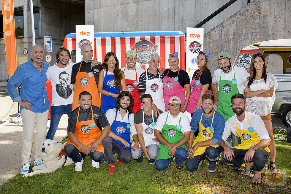 Paula Prendes y los concursantes de 'Cocineros al volante' posando en la presentación