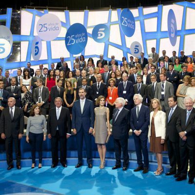 Los reyes, FeIipe y Letizia, se fotografían junto a los rostros de Mediaset España