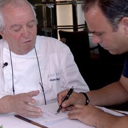 Ángel León junto a Juan Mari Arzak en el primer episodio de 'El Chef del Mar'