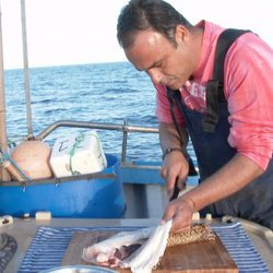 Ángel León cocinando en mitad del mar en el primer episodio de 'El Chef del Mar'