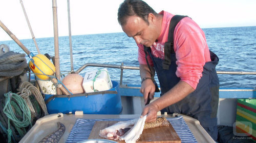 Ángel León cocinando en mitad del mar en el primer episodio de 'El Chef del Mar'
