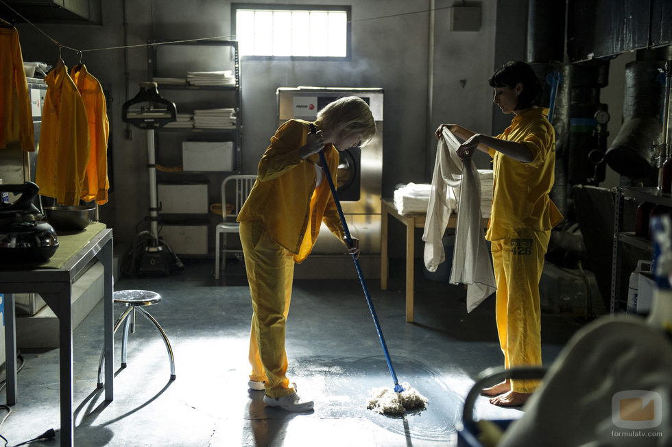 Macarena y Zulema limpian una sala de la cárcel en el séptimo capítulo de 'Vis a vis'
