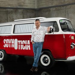 Nacho Medina junto a la furgoneta de su nuevo programa en Cuatro 'Soy noticia'