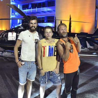 Los finalistas de 'Supervivientes 2015' sonríen al bajar del helicópetero