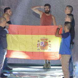 El tercer finalista de 'Supervivientes 2015', Rubén López, ante la bandera de España 