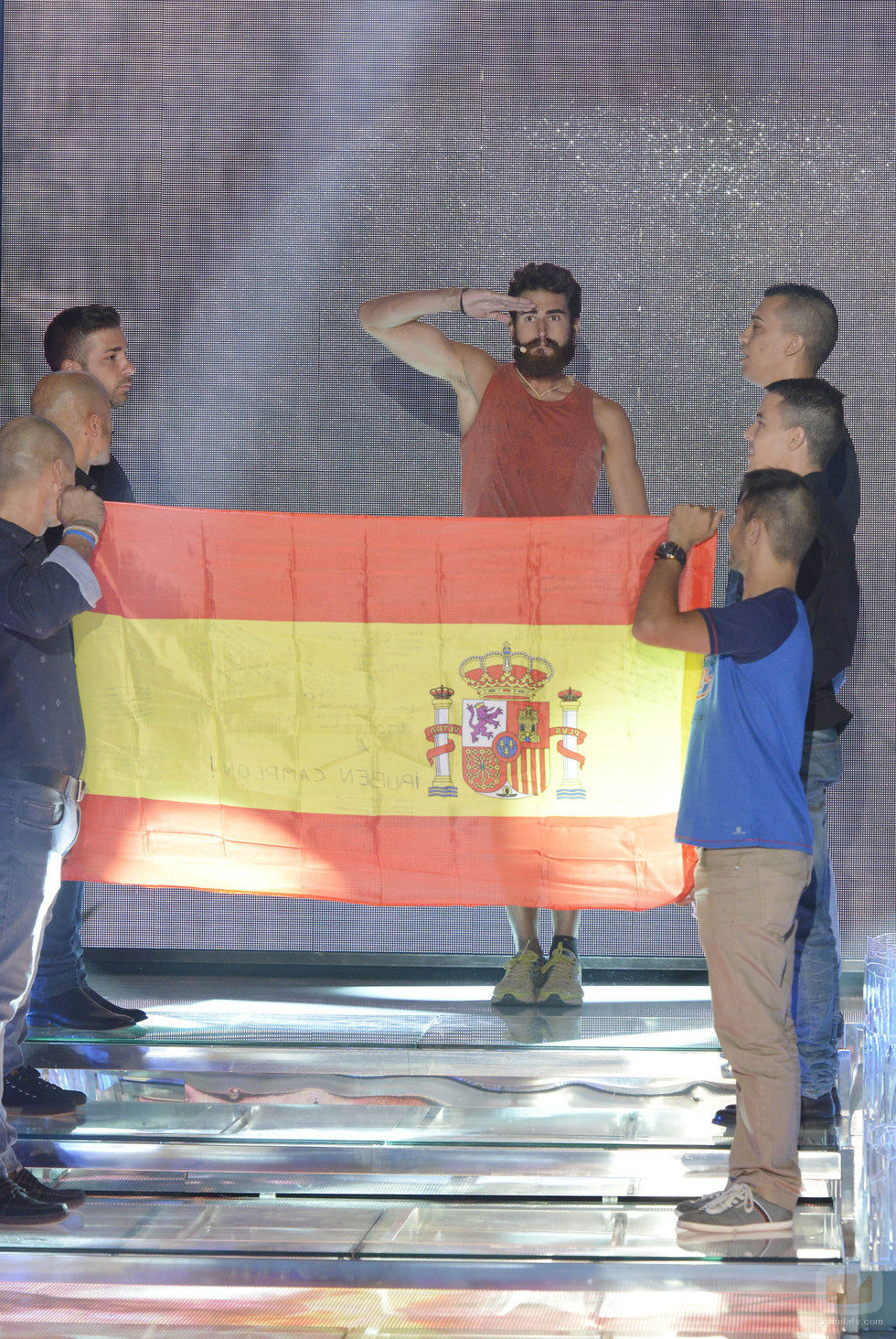 El tercer finalista de 'Supervivientes 2015', Rubén López, ante la bandera de España 